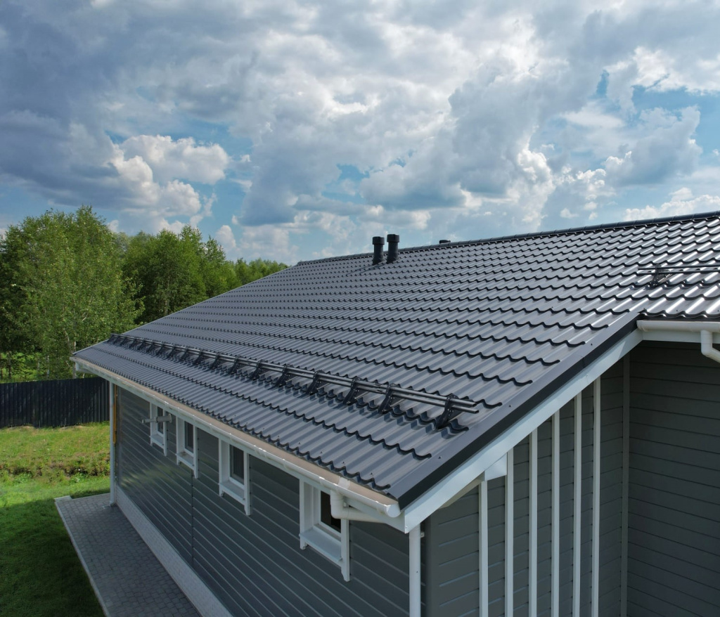 Roof180. Металлочерепица Классик 0,5 Satin RAL 7024 мокрый асфальт. Металлочерепица Модерн. Мягкий профнастил. Металлочерепица на крышу балкона.